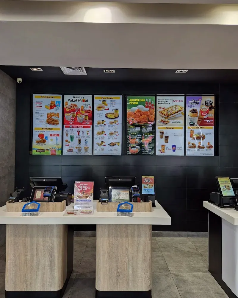 Area pemesanan di McDonald's Jakarta Garden City