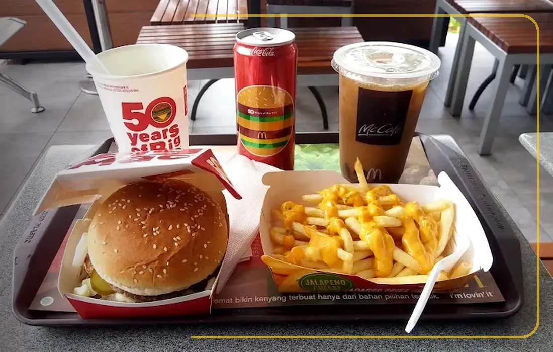Menu burger, kentang, dan minuman